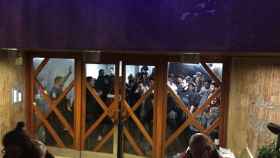 60 personas concentradas para frenar un desahucio en Travessera de Gràcia