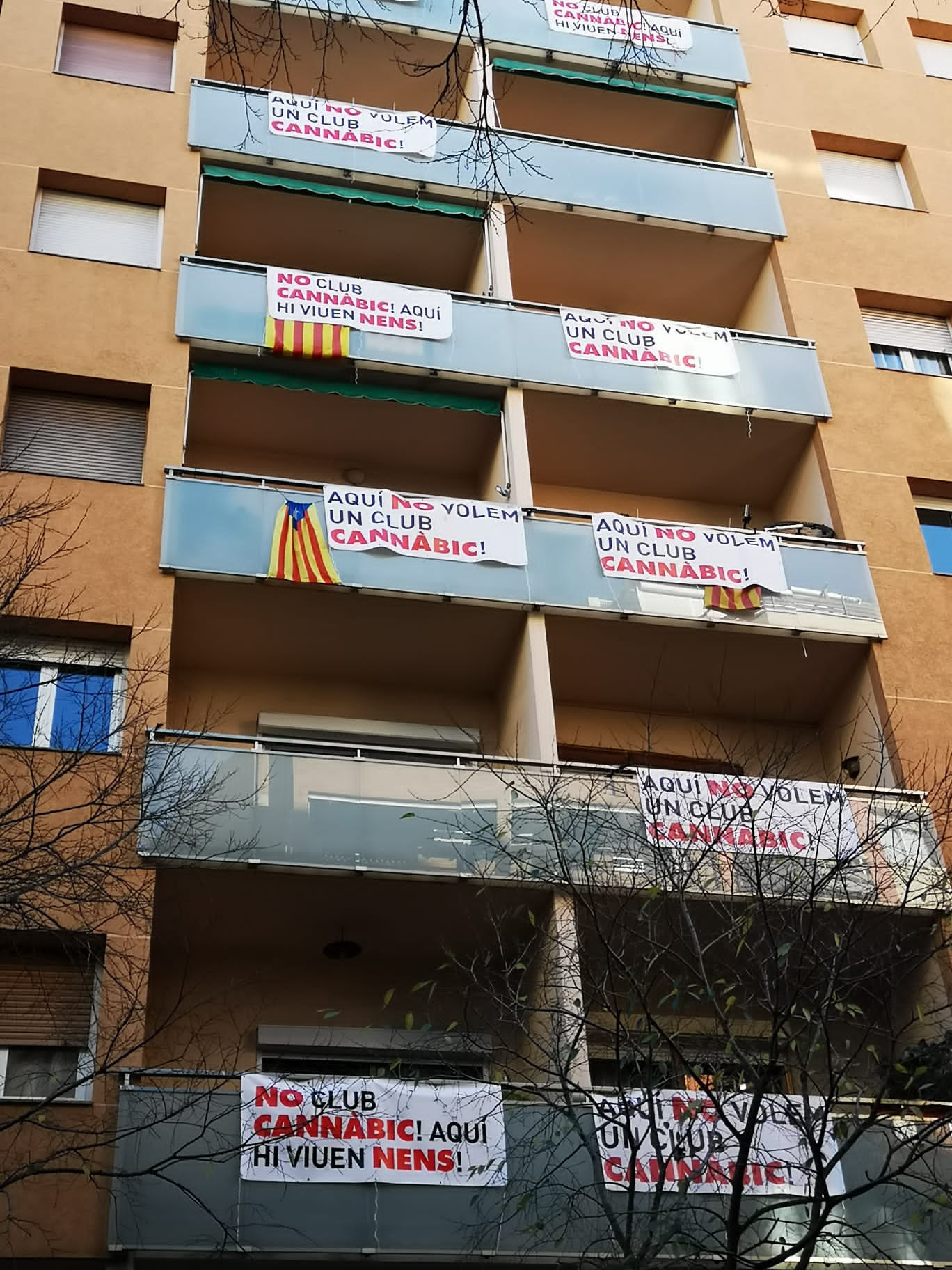 Pancartas en contra del club de cannabis de la calle Còrsega / G.A