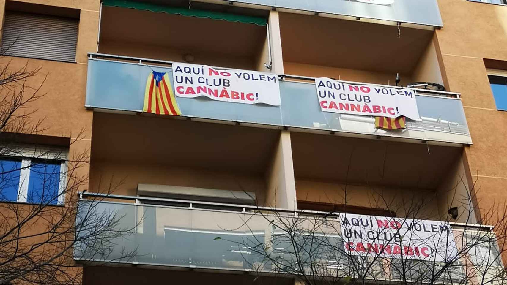 Pancartas en contra de un club de cannabis de la calle Còrsega, en Barcelona / G.A