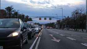 Una hilera interminable de coches espera a que el semáforo se ponga verde en la Diagonal / AR