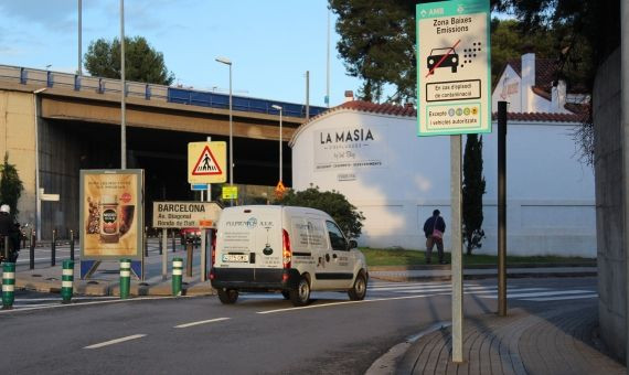 Un cartel alertando sobre la Zona de Bajas Emisiones flanquea una de las entradas a la ciudad desde Esplugues de Llobregat / AR