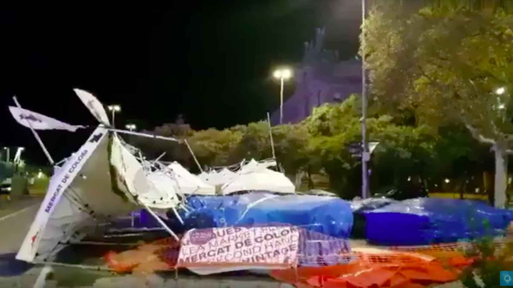 Captura de pantalla del vídeo en el que se ve el derrumbe del mercado de Colom por el temporal de viento / METRÓPOLI ABIERTA