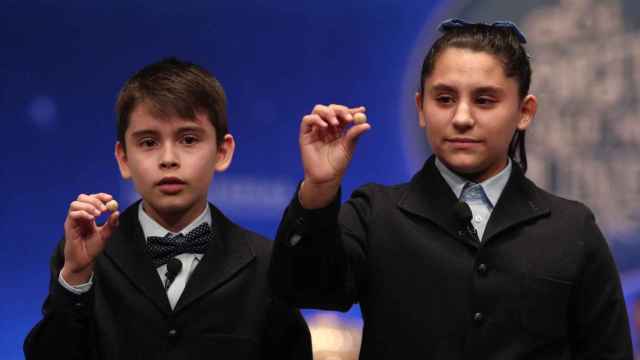 Dos de los niños de la residencia de San Idelfonso cantando el cuarto premio de la Lotería de Navidad / EUROPA PRESS