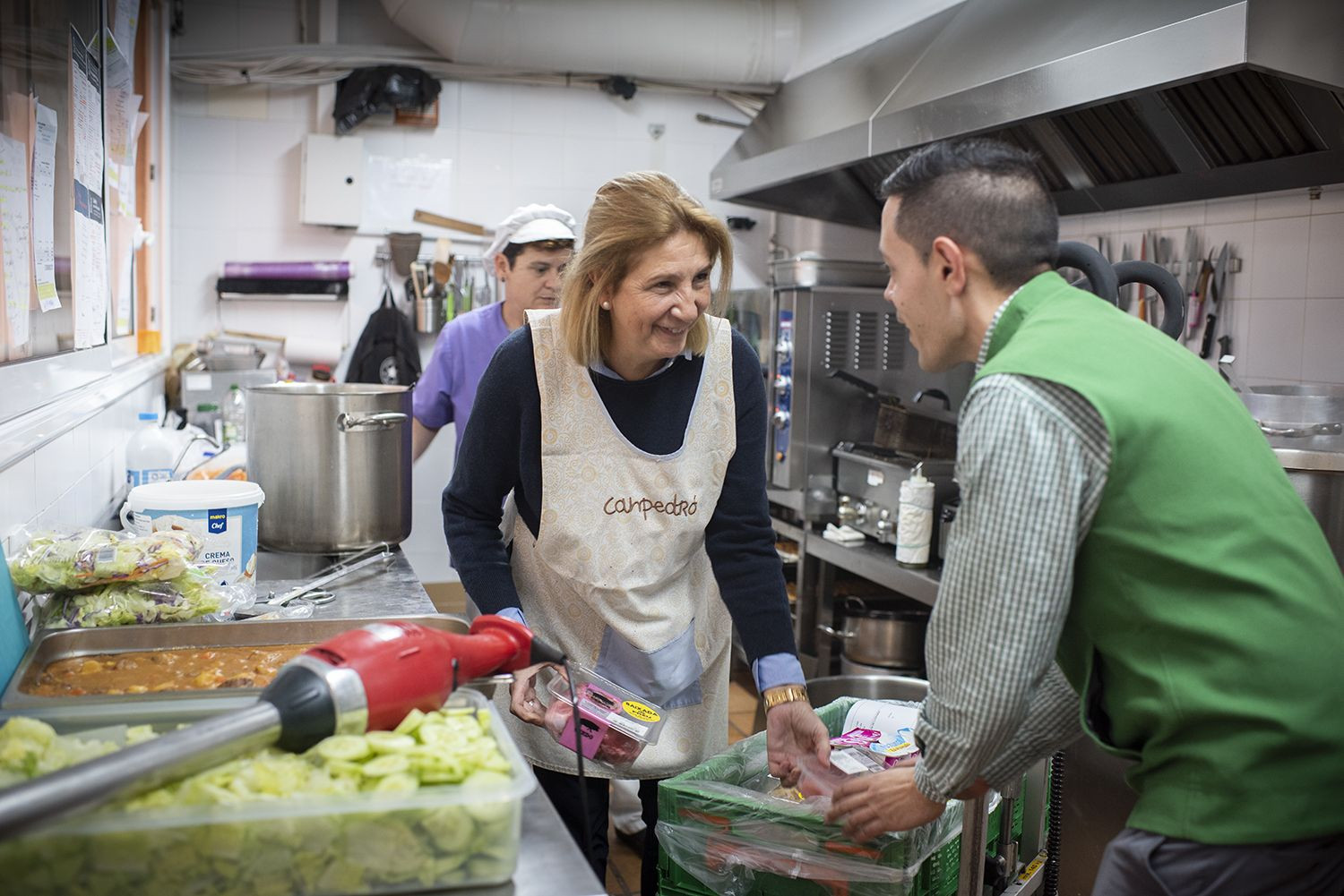 La directora de Canpedró, Teresa Villoro, junto a Jesús, empleado de Mercadona y un voluntario de la fundación / LENA PRIETO