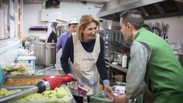 La directora de Canpedró, Teresa Villoro, junto a Jesús, empleado de Mercadona y un voluntario de la fundación / LENA PRIETO