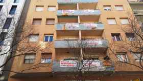 Pancartas en contra del club cannabico de la calle Còrsega