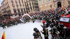 Los Bombers de Barcelona protestando frente a la plaza Sant Jaume / TWITTER