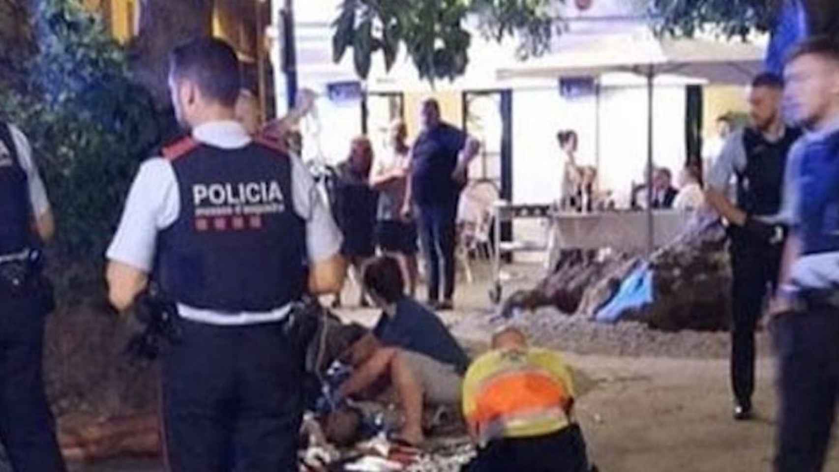 Un grupo de mossos, en verano en la plaza de Prim tras un tiroteo / TWITTER BCNHELPERS