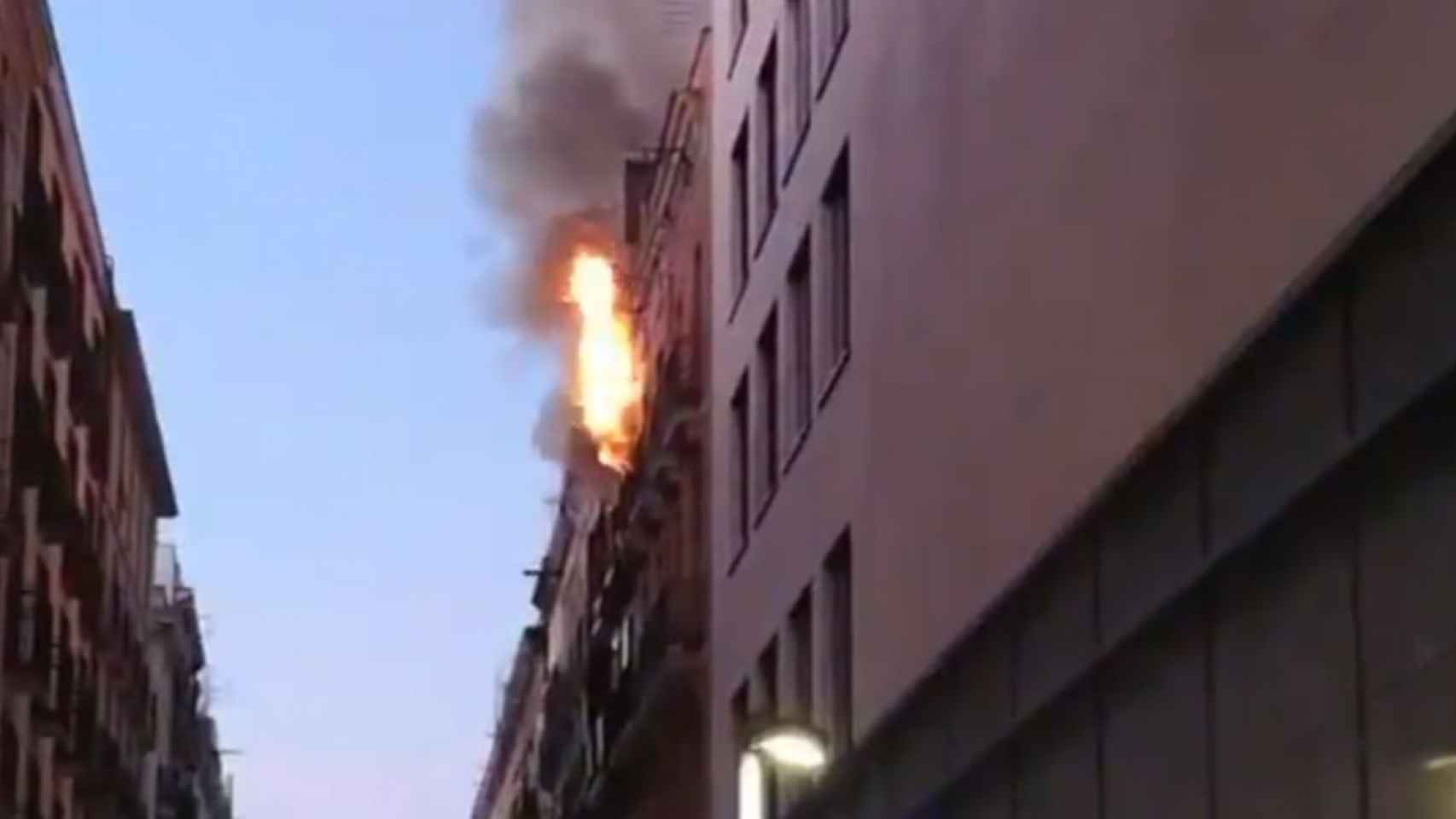 El incendio de un piso en el Raval que deja a una mujer herida leve / TVE