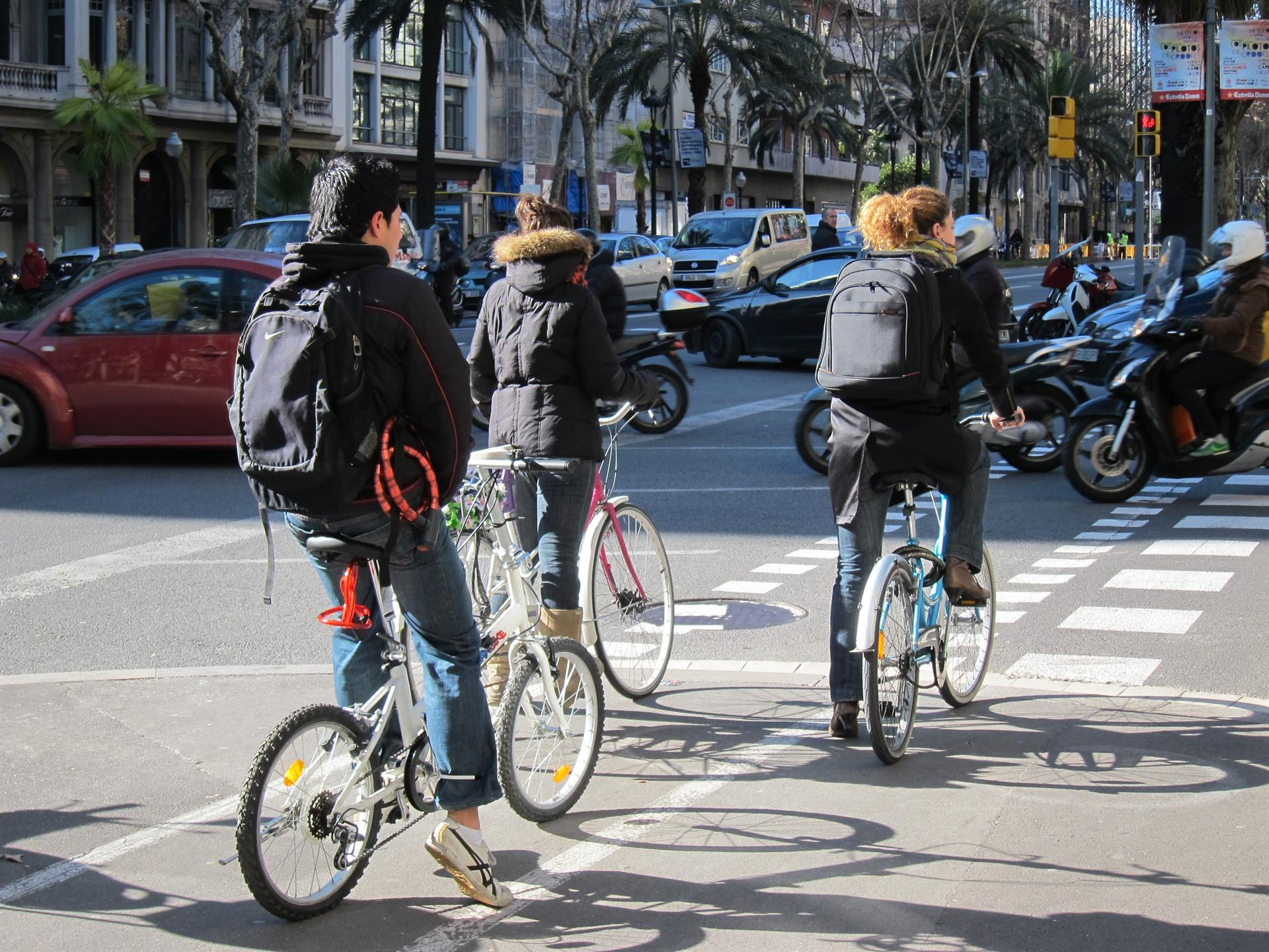 Tres ciclistas en un carril bici de Barcelona / EUROPA PRESS