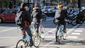 Tres ciclistas en un carril bici de Barcelona / EUROPA PRESS