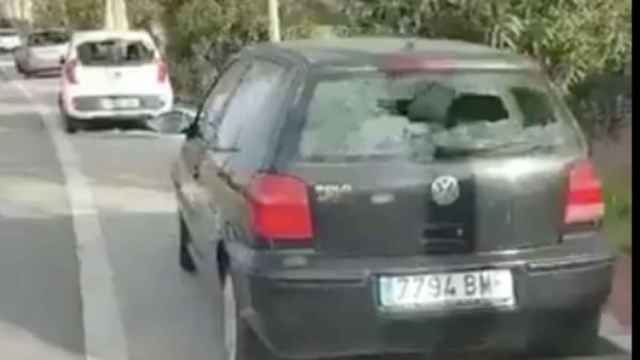 Coche con el cristal trasero roto en la avenida de l'Estadi de Barcelona / ANTI-RADAR CATALUNYA