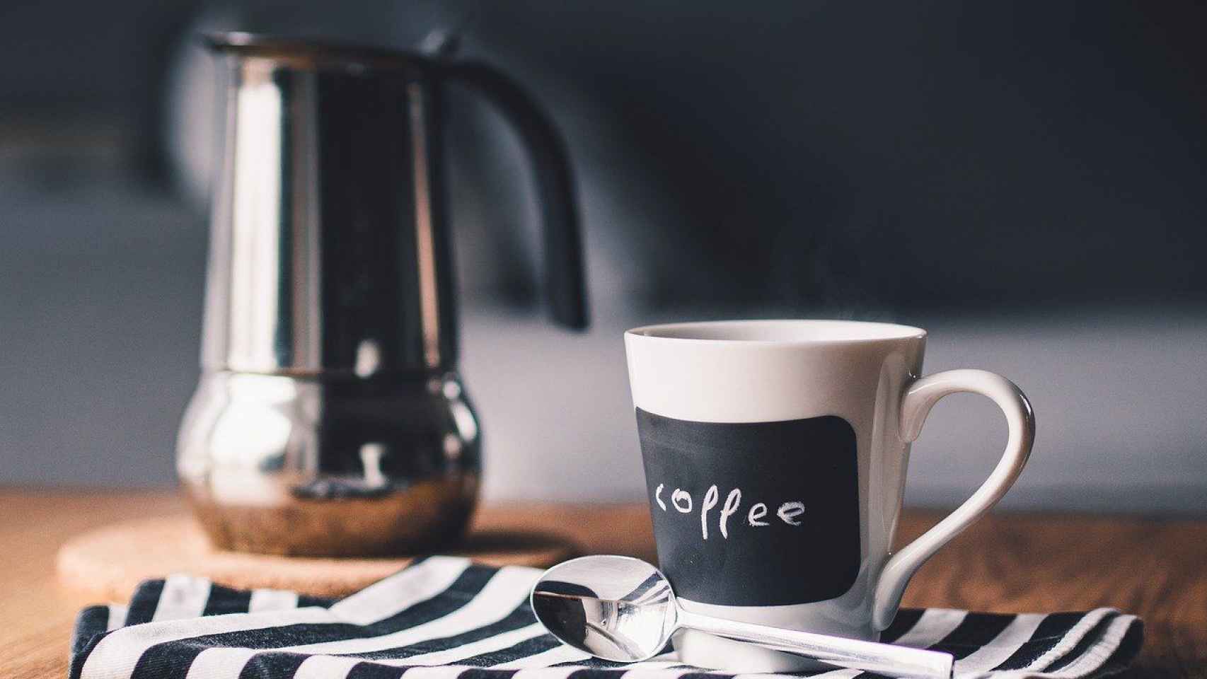 Café como el que se puede degustar en News & Coffe / Fancycrave - PIXABAY