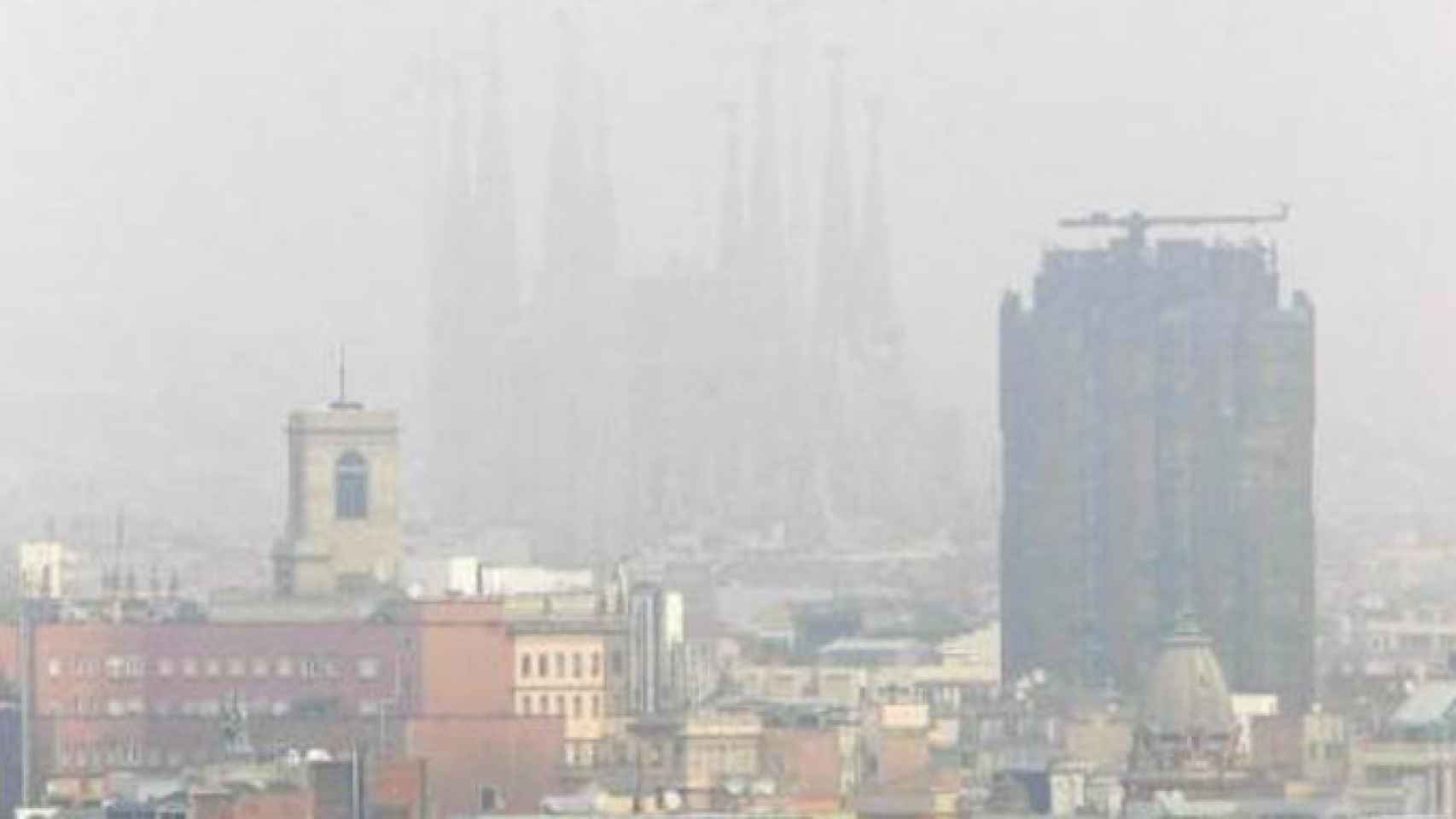 Una imagen donde se ve la polución en Barcelona / ARCHIVO