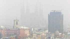 Una imagen donde se ve la polución en Barcelona / ARCHIVO