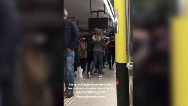 Captura de pantalla del vídeo de los manteros siendo la atracción turística en el metro de Barcelona / BARCELONA CREATURES