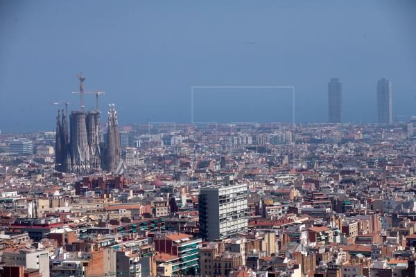 Imagen de Barcelona, un día que se activó el protocolo por alta contaminación en 2019 / ARCHIVO
