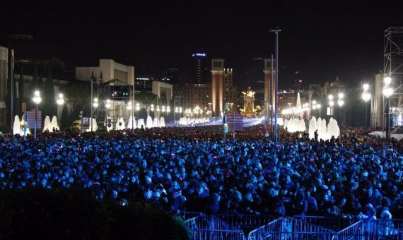 Miles de personas en la avenida de Maria Cristina de Montjuïc / AYUNTAMIENTO DE BARCELONA