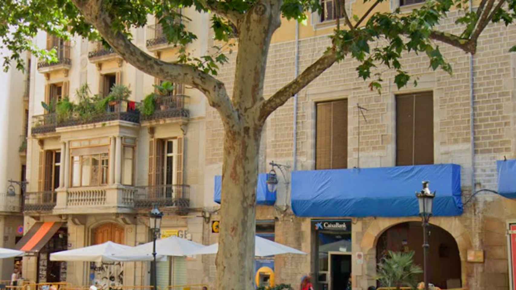 El cajero automático de la plaza de Sant Josep Oriol junto al que se produjo la agresión / GOOGLE MAPS