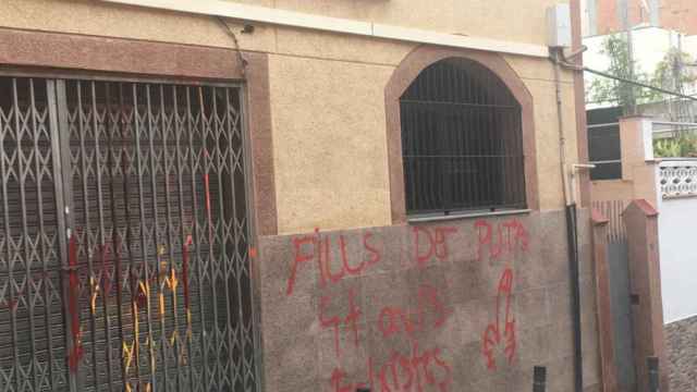 Pintadas de fascistas en el centro gallego de Horta como Fills de puta / @VMondelo