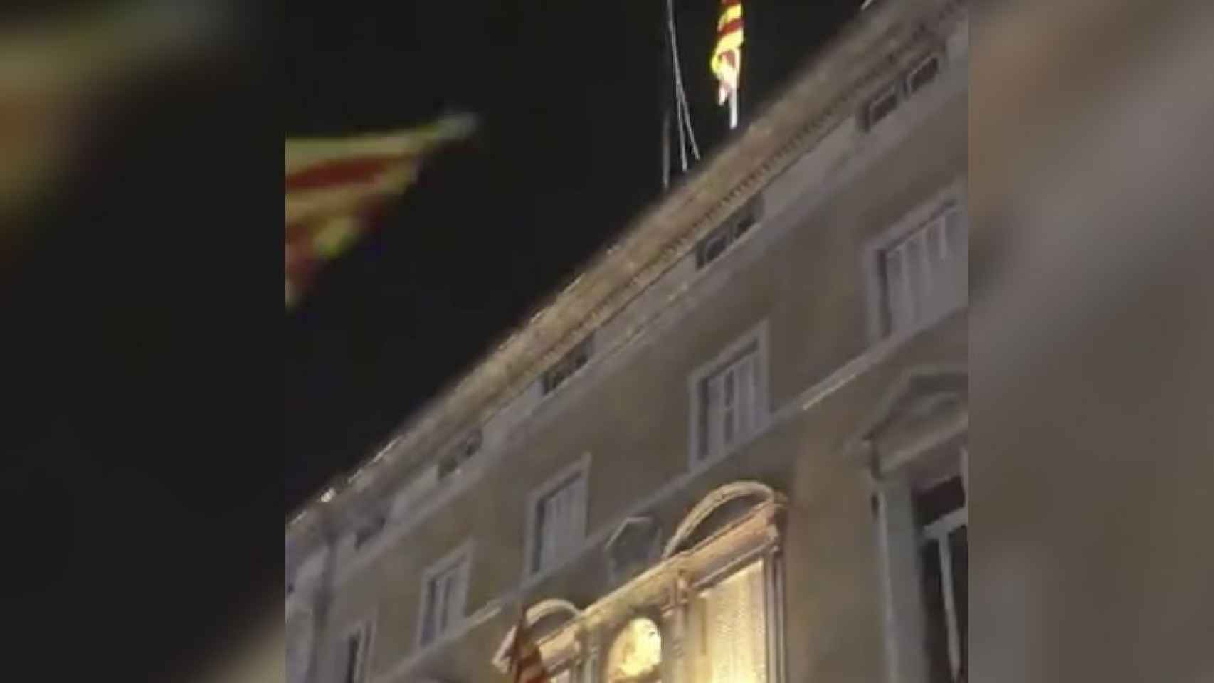 Captura de pantalla del momento en el que se ha descolgado la bandera española del Palau de la Generalitat / TWITTER