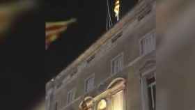 Captura de pantalla del momento en el que se ha descolgado la bandera española del Palau de la Generalitat / TWITTER