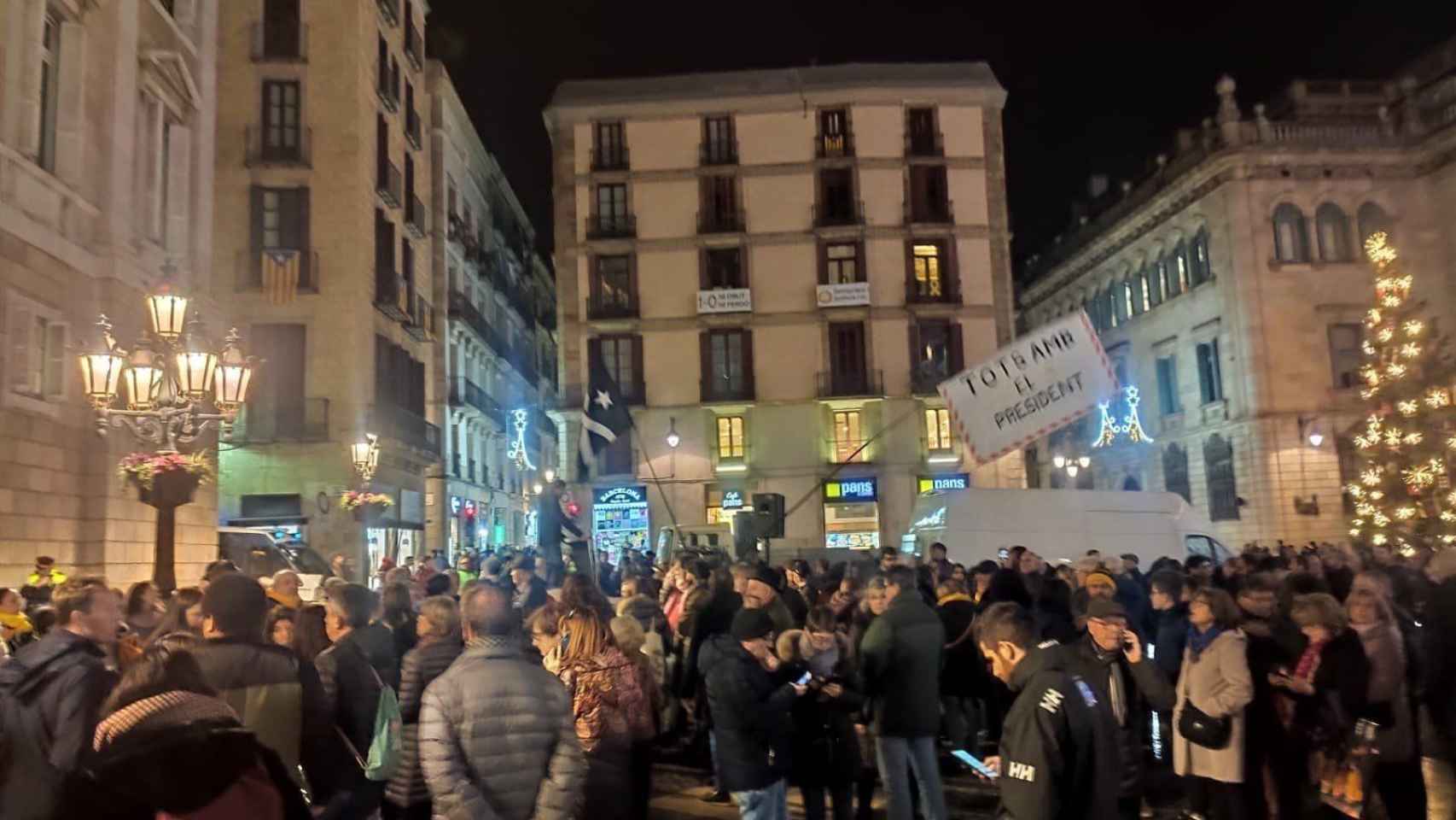 Independentistas concentrados en la plaza Sant Jaume tras la inhabilitación de Torra / EUROPA PRESS