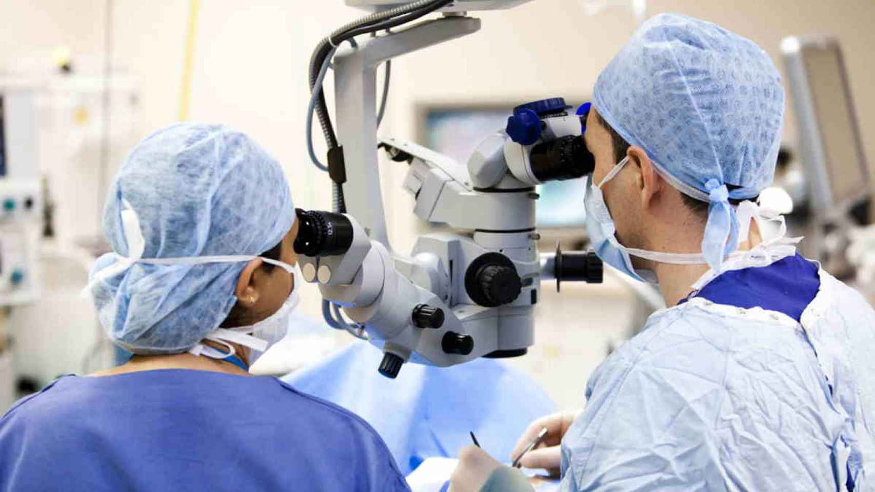 Dos especialistas realizando una operación oftalmológica
