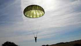 Salto en paracaídas en Barcelona / Gurenther Dilligen - PIXABAY