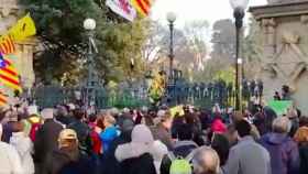 Grupos de manifestantes a las puertas de la Ciutadella, donde está el Parlament / TWITTER CDR GÒTIC-RAVAL