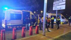 Imagen del momento en el que una ambulancia del SEM se ocupa de los cuatro chinos apuñalados en Vila Olímpica / SER CATALUNYA