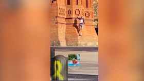 Persona escalando el Arc de Triomf en uno de los momentos más surrealistas en Barcelona / @BarcelonaCreatures vía INSTAGRAM