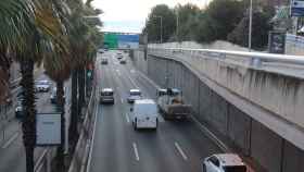 Varios vehículos circulan por la Ronda de Dalt en dirección Llobregat / AR