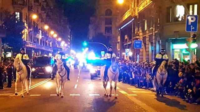 Agentes de la Unidad Montada de la Guardia Urbana durante la Cabalgata de Reyes / TWITTER GUARDIA URBANA