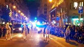Agentes de la Unidad Montada de la Guardia Urbana durante la Cabalgata de Reyes / TWITTER GUARDIA URBANA