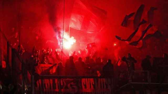 Los Boixos Nois encienden bengalas en el campo del Olympique de Lyon / EFE