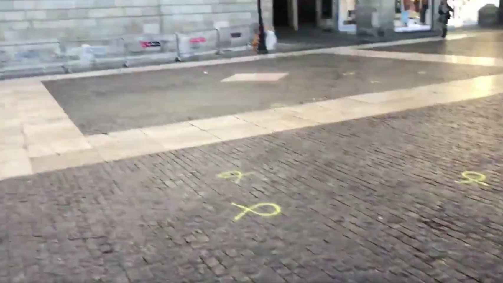 El suelo de la plaza de Sant Jaume, pintado con lazos amarillos / TWITTER JOSEP BOU