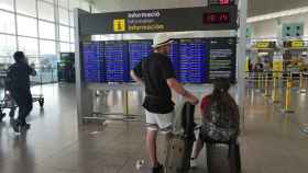 Pasajero en el Aeropuerto de Barcelona-El Prat, donde se realiza el trayecto Barcelona-Madrid / EUROPA PRESS
