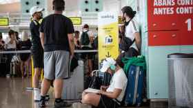 Pasajeros en el Aeropuerto de Barcelona-El Prat / EUROPA PRESS