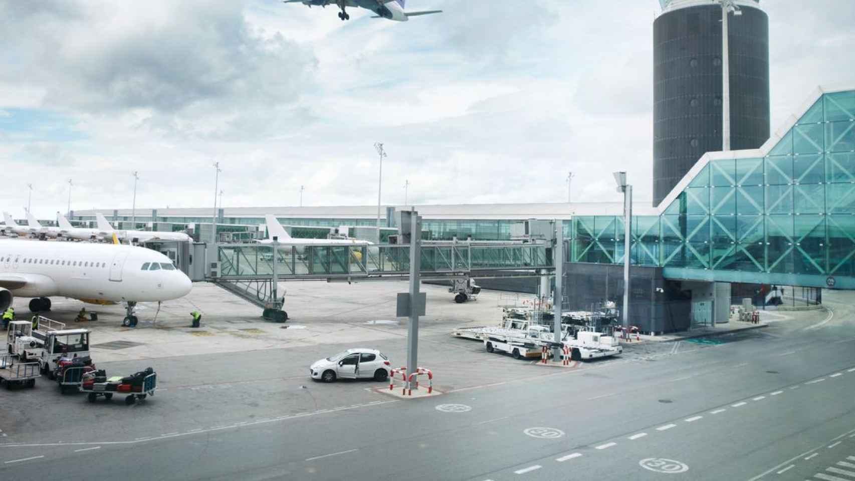 Plano general del Aeropuerto con un avión de la compañía Vueling