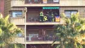 Varias dotaciones de los Bomberos de Barcelona en un cuarto piso de Marina / CG