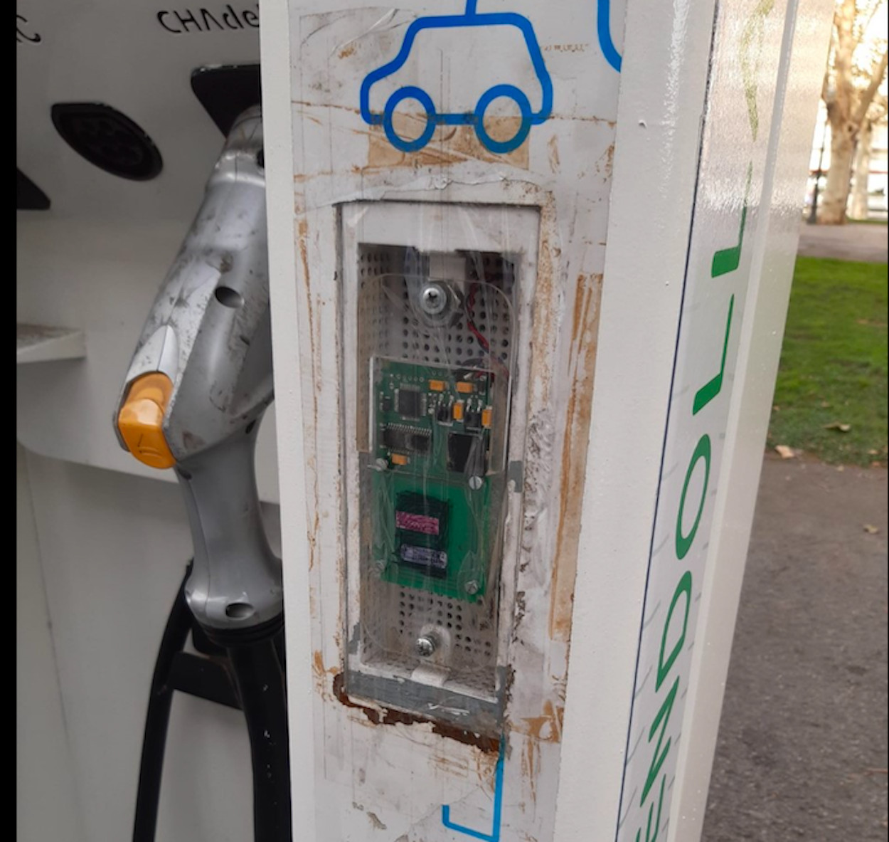 Vandalismo contra puntos de recarga de vehículos eléctricos en Barcelona, como este, en Pla de Palau / MA