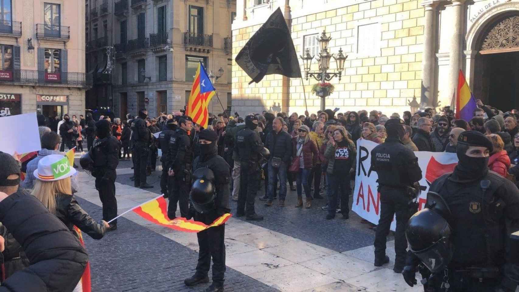 Concentración en plaza Sant Jaume entre simpatizantes de VOX e independentistas radicales / EP