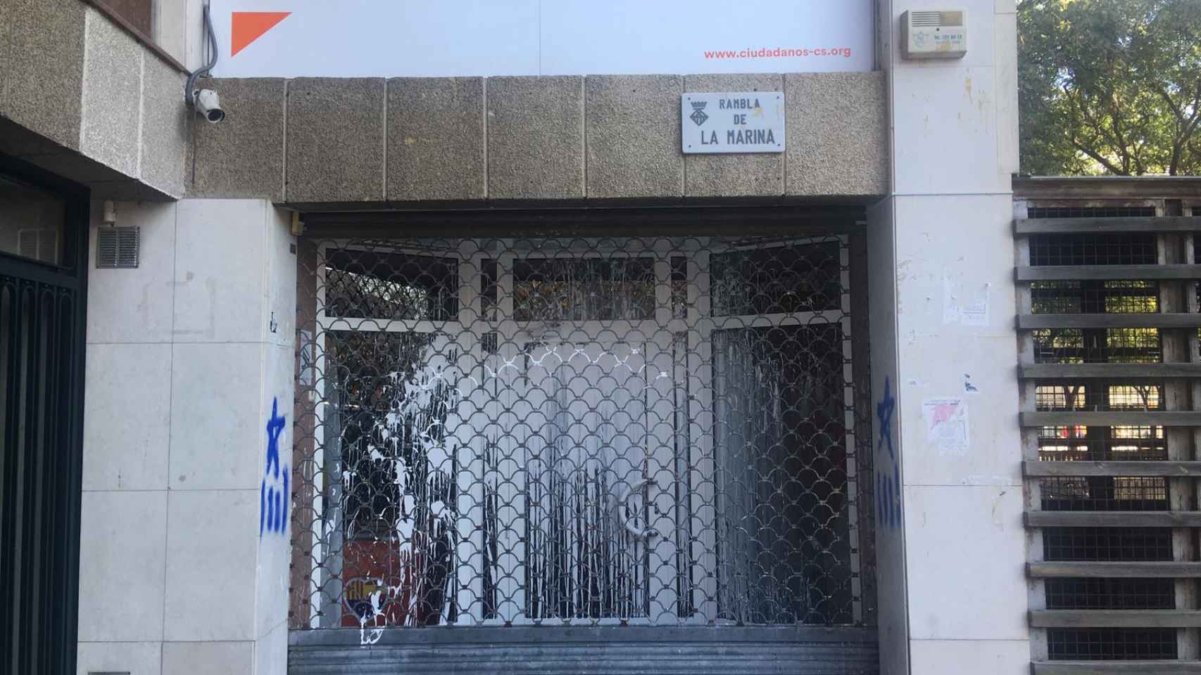 La sede de Ciudadanos del Hospitalet de Llobregat con múltiples pintadas / @CsHospitalet