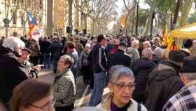 Manifestantes ante el Palacio de Justicia / JORDI BARÓ