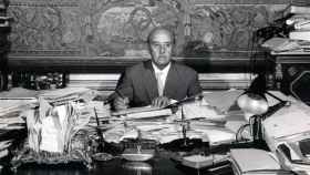 Francisco Franco, sentado ante la mesa de su despacho del palacio de El Pardo, habitualmente atestada de papeles.  / EFE
