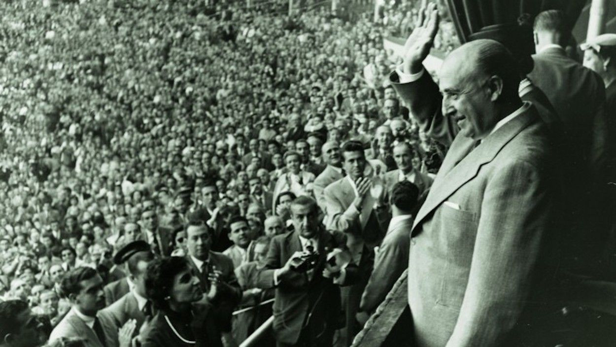 El dictador Francisco Franco, saludando a las masas en el campo de Les Corts / BARCELONA.CAT