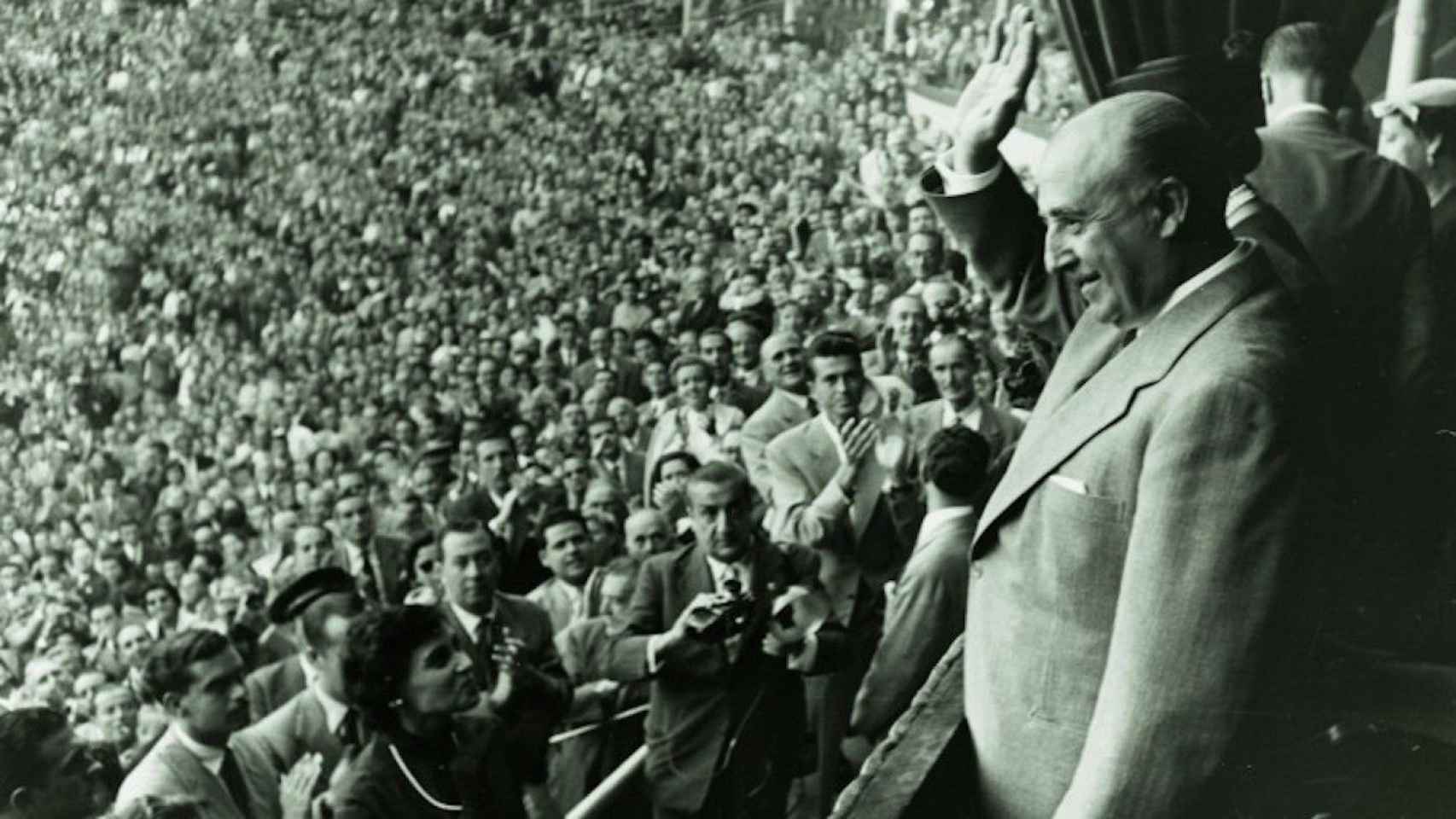 El dictador Francisco Franco, saludando en el estadio de Les Corts, en Barcelona, en una imagen tomada durante la dictadura / BARCELONA.CAT