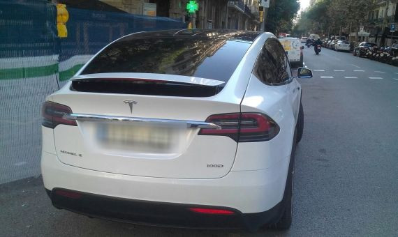 Vehículo Tesla estacionado en Barcelona / MA