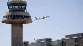 Un avión despegando del Aeropuerto de Barcelona / EFE